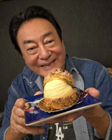 高橋英樹、妻からのお土産を公開「これらを二人で食べましょう！らしいです（笑）」