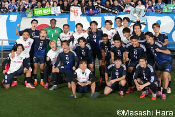 日本代表｢祝ブラジル初勝利｣の大激論(7)ブラジル先制の後｢怖がって引いた｣日本の選手たち、一方で歴史的な勝利の後も｢冷静に分析できる｣選手たち、問題は？