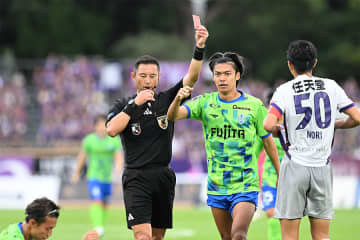 優勝争い京都にアクシデント　DF鈴木がDOGSOで退場…湘南戦で数的不利に