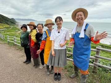 常盤貴子＆仲間由紀恵＆澤部佑、能登３人旅　千枚田で稲刈りに挑戦
