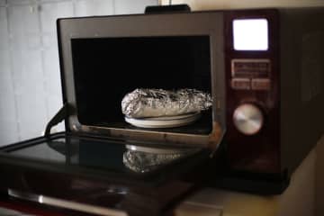 アルミホイルにやってはいけないNG行為８選…便利だけど実は危険な使い方を解説