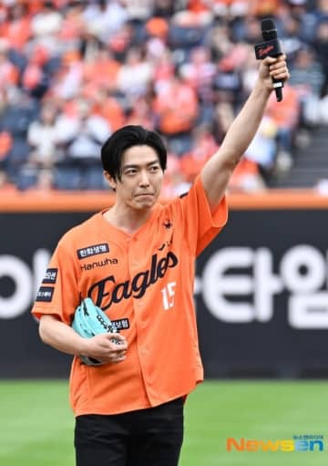 【PHOTO】キム・ジェウク、始球式に登場…力強いポーズ