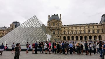仏ルーブル美術館で盗難事件“ナポレオンと皇后の宝石コレクションから9点盗まれる”