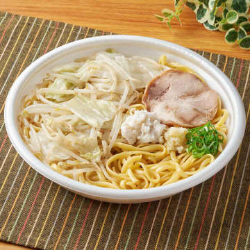 二郎系パスタ!? 食べごたえある押出リングイネ生パスタにキャベツ・もやし・チャーシュー・背脂・刻みにんにく・ねぎで747kcal! ファミリーマートが「野菜背脂 ニンニクパスタ」を関東の一部で発売