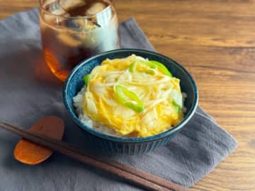 【1人前約70円】食材2つ◎レンジでふんわり「ねぎ塩卵のっけ丼」