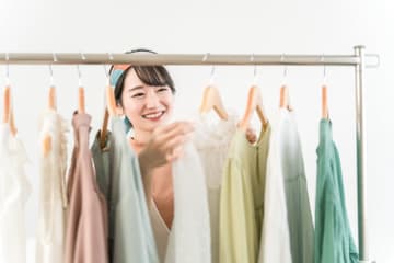 「これの色違いはありますか」を英語で言うと？