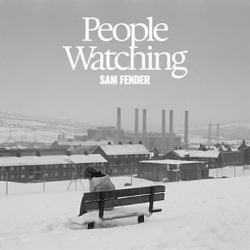 サム・フェンダー、2025年マーキュリー賞を受賞したアルバム『People Watching』のデラックス版を12/5にリリースすることを発表