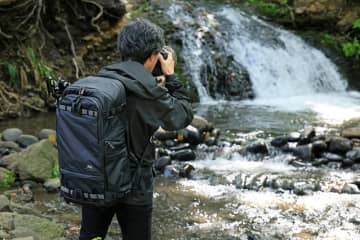 Summit Creative LIFE 信頼のバッグと創作活動の頂きへ 撮影機会を逃さない充実の収納力 山本純一さんが愛用する「テンジン 45L ジップ バックパック」[Sponsored]