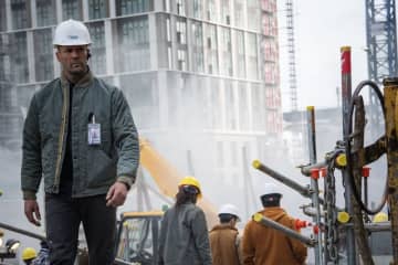 左手にハンマー、右手にショットガン… “世界一危険な現場監督”ジェイソン・ステイサム『ワーキングマン』が色々とスゴすぎる
