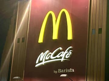 待ってた、待ってたーーーッッ♡【マクドナルド】パケも可愛い「三角チョコパイ」に注目