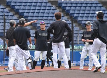 “1つ先を狙った走塁”、“相手の隙を突いた走塁”…ロッテ、機動力野球復活の予感　伊志嶺コーチ「積極的に次の塁を狙っていく意識を」
