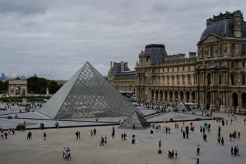 仏ルーブル美術館に強盗、休館に　歴史的宝飾品8点奪い4人逃走