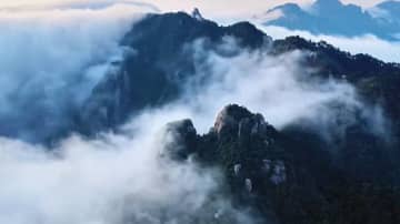 中国安徽省の九華山、雲海に浮かぶ峰々
