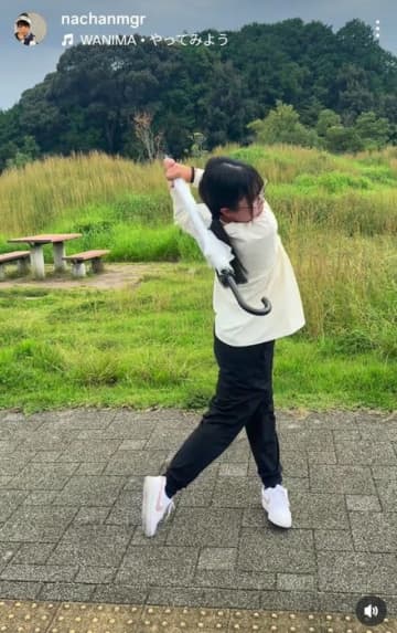 まるで駅のホームのサラリーマン!? 菅沼菜々が見せた傘素振りに「駅のおじさんはこんなにキレイなスイングじゃない」の声