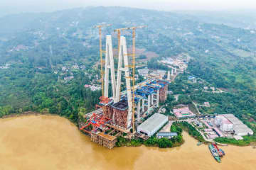 渝万高速鉄道・石沱長江大橋で初の鋼桁架設　中国重慶市