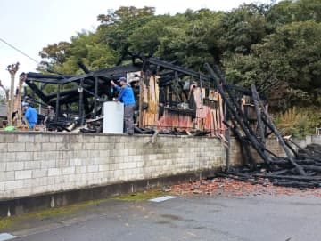 稲敷で住宅全焼　焼け跡から遺体　1人暮らしの女性と連絡取れず　茨城