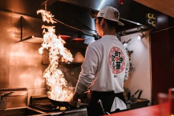 【町中華で飲ろうぜ】玉袋筋太郎のあの名言がキャップに！ニューエラとの激アツコラボ「633は大人の義務教育」「気道確保」アイテムが10/24発売！