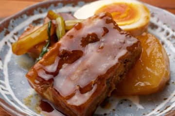 料理研究家ゆかり『肉巻き角煮豆腐』の作り方を公開！”巻いて焼くだけ”高コスパ＆大満足レシピに主婦から絶賛の声「ヘルシーで経済的食べ応えたっぷりですね」「これは100点。植物性のタンパク質も摂れる！」