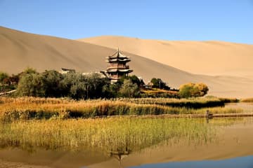 秋深まる鳴沙山・月牙泉風景区　中国甘粛省敦煌市