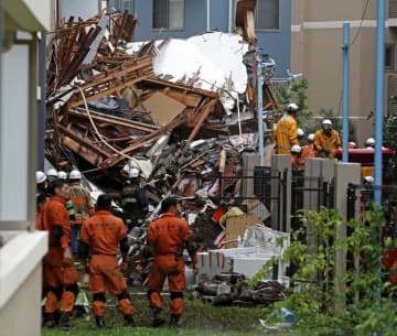 高さ５メートルの土台が崩れ、一戸建てが全壊。原因は「擁壁」の老朽化。亀裂への対応間に合わず、危険は各地に