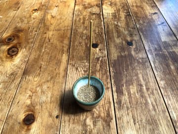 【ダイソー活用術】リラックスに時間に！「お香立ての砂」はスティックタイプやコーンタイプでも使えて便利