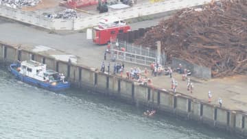 岸壁から5mほど離れた海中に転落か…名古屋港の埠頭で沈んだ車1台見つかる 中や周辺に人がいないか確認