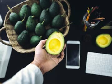 アボカドの「食べ頃」、AIが判定　90%超の精度で食品ロス削減へ