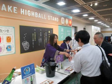 国分「地酒蔵元会」商談会 酒ハイの提案強化 インバウンド向けに浮世絵POP