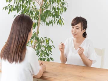 女性が悩みや苦しみを人と共有することでストレスを解消する「思いやり反応」とは！？【眠れなくなるほど面白い 図解 ストレスの話】