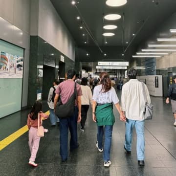 えっ、変装なし？女優コン・ヒョジン、10歳下夫とのラブラブ“日本旅行”SHOT公開に反響多数【PHOTO】