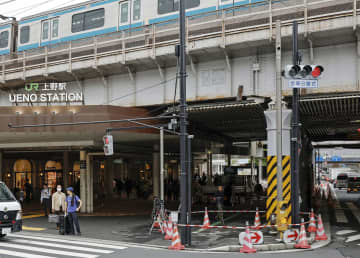 タクシーが乗り上げ4人けが　JR上野駅近くの歩道