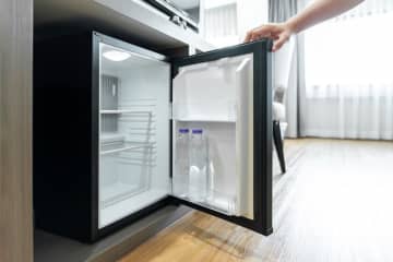 ホテルで“冷蔵庫の水”を飲もうとしたら、夫に「有料かもよ」と言われビックリ！「取り出すだけ」でも課金されるって本当ですか？“無料・有料”の見分け方とは