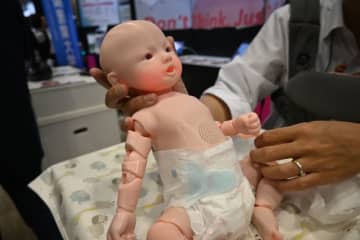 電源ボタンなし、動作終了まで泣き続ける赤ちゃんロボット「Crying baby」で子育ての困難さを体験【CEATEC 2025】