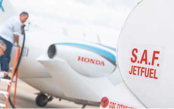 ホンダジェット、持続可能な航空燃料「SAF」を100％使用した試験飛行に成功