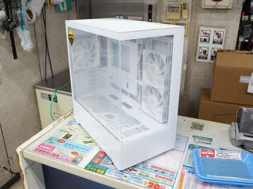 玄人志向のmicroATXケース「KRC-mT01W」がTSUKUMOで展示スタート