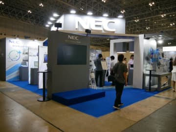NECPC、1日使えるバッテリーを搭載した軽量ノートPCなど、さまざまな法人向けPCを展示【CEATEC 2025】