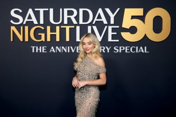 サブリナ・カーペンター、『SNL』モノローグで『マンズ・ベスト・フレンド』ジャケット騒動に言及