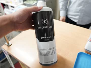 真っ黒な本格水冷用クーラント「EK-CryoFuel Space Black」