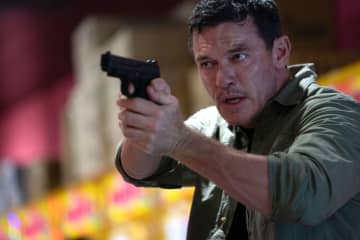 台北のマリオットホテルでの銃撃戦　「ドライブ・クレイジー」本編映像