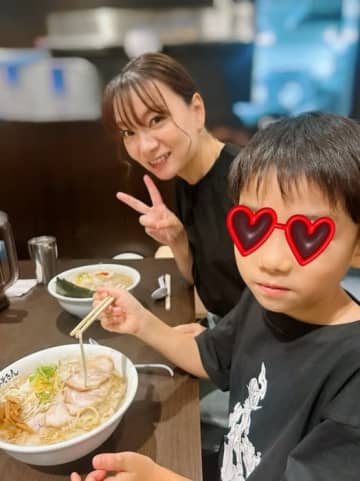 元モー娘。メンバー、息子の念願叶い『みそきん』へ「チャーシューが肉厚トロトロ」
