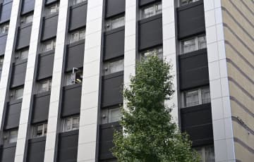 ホテルから34歳男性転落か　女性巻き込まれけが、福岡