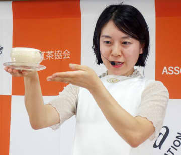日本紅茶協会 ティーインストラクター2025 6名がデザートティーを実演