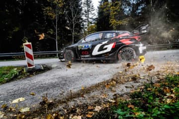 タイトル確定のトヨタ、陣営内のドライバー選手権争いが白熱。最終ステージで逆転のエバンスが首位返り咲き／第12戦