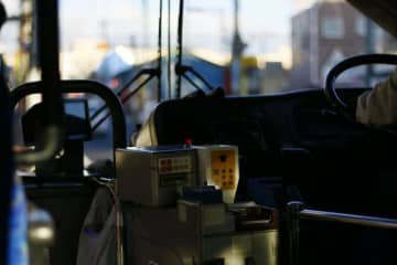 路線バスの運行中、“異変”に気づいた運転士。乗客を置いて…→とっさの行動に称賛「通り過ぎた人もいたのに…」