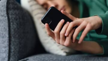 インスタグラム、１０代向けに安全対策を強化　対話型ＡＩの利用制限へ