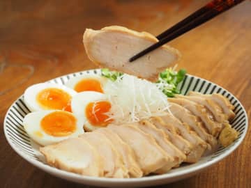 鶏むね肉なのにしっとりやわらか！「鶏チャーシュー」の簡単レシピ【巻かない＆レンチンでOK！】