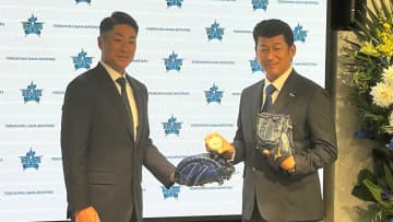 【DeNA】相川新監督は就任に「武者震い」　退任の三浦監督はリーゼント姿で登場　“横浜愛”語る