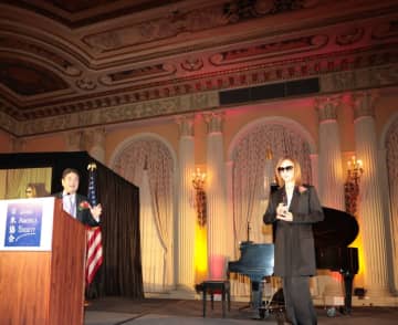 美麗-Bi-ray-、南カリフォルニア日米協会116周年記念GALAでライジングスター賞を受賞。授賞式にはYOSHIKIが代理出席