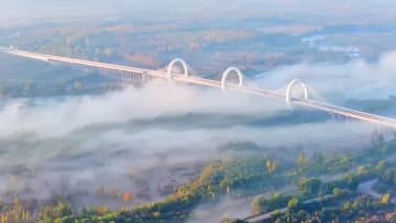 秋色に染まるイリ河三橋の美しい朝　中国新疆ウイグル自治区