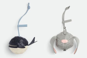 ボッテガ・ヴェネタ「クジラ＆ウサギ」のチャーム兼コインパース、耳やヒレ付きの編み込みレザーで